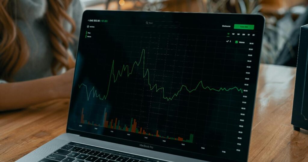 Инвестор сравнивает рост и доход как разные способы выдерживать неопределенность в портфеле